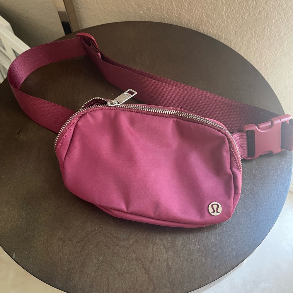 Lululemon Everywhere Belt Bag **EUC**